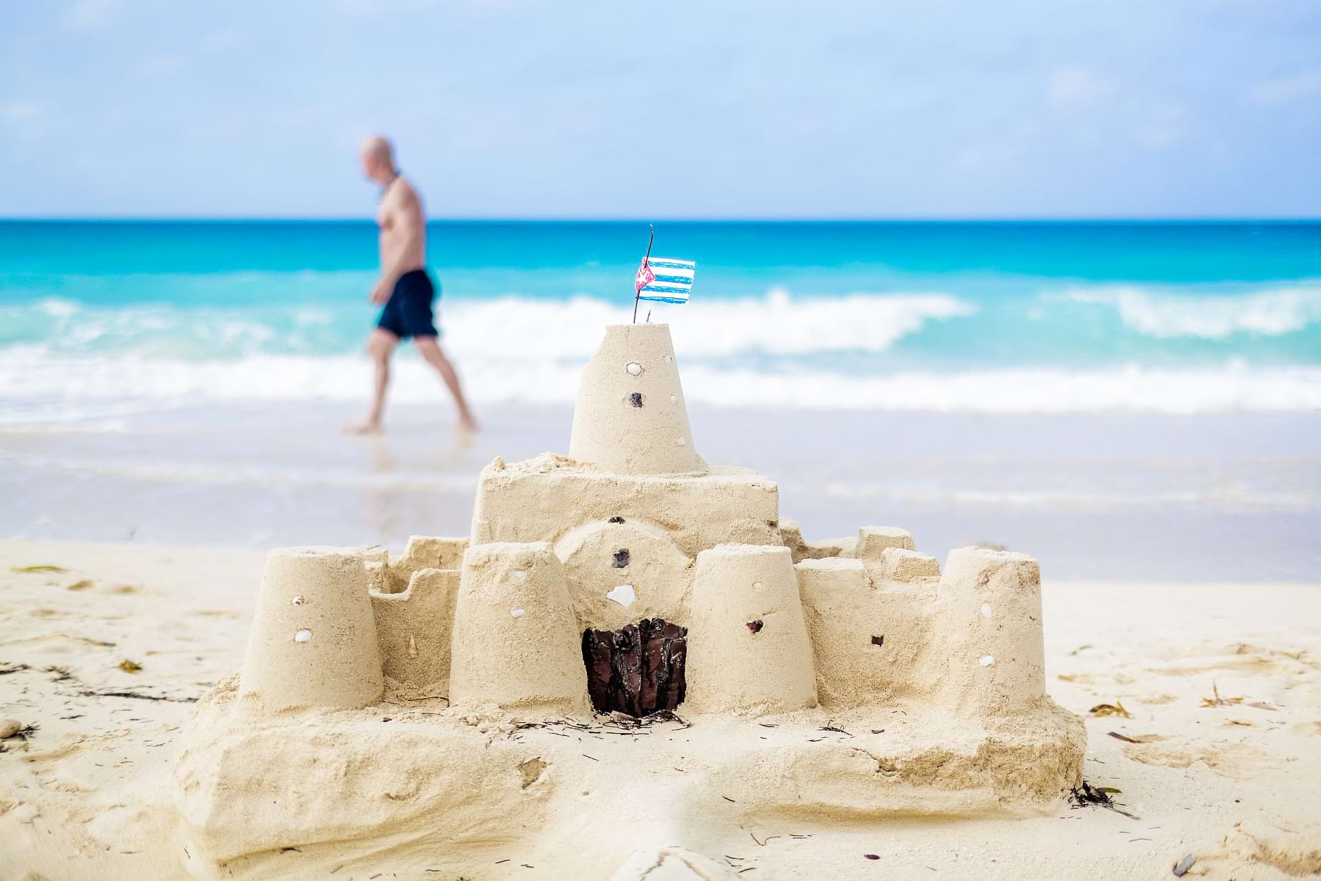 Castillo de arena con la bandera de Cuba