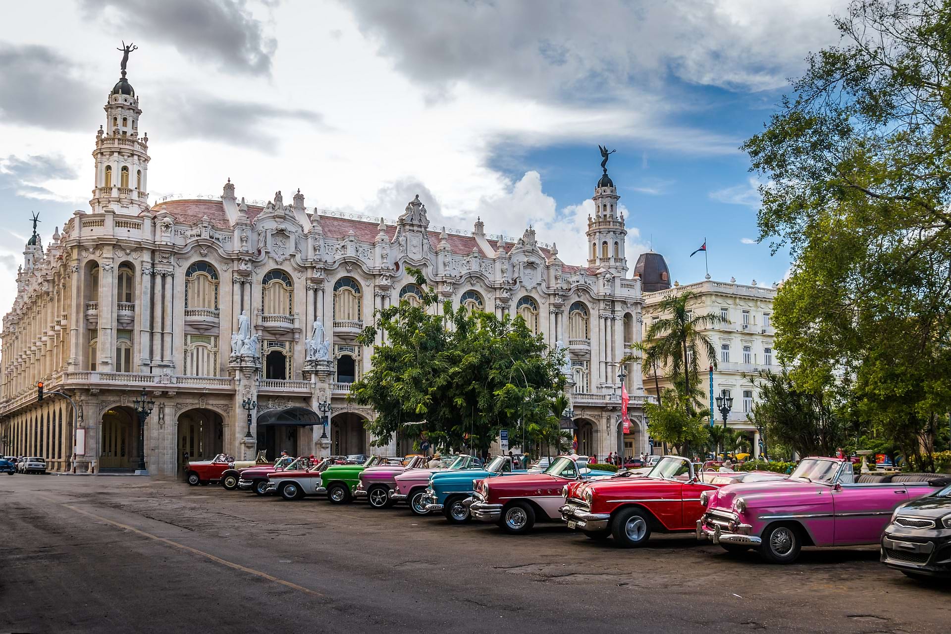 Coches antiguos frente al Gran Teatro en La Habana