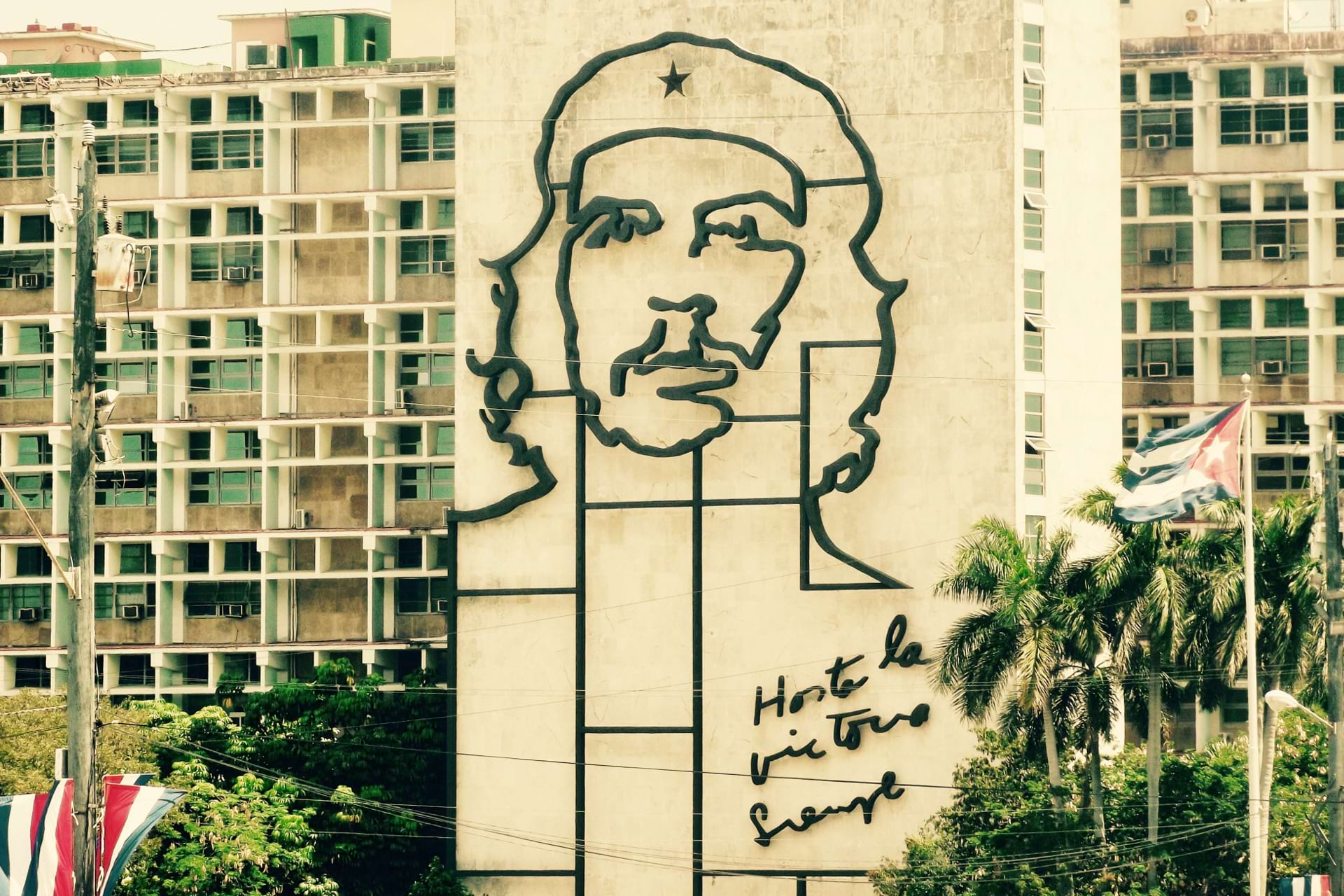 Mural del Che Guevara en la fachada del Ministerio del Interior de Cuba